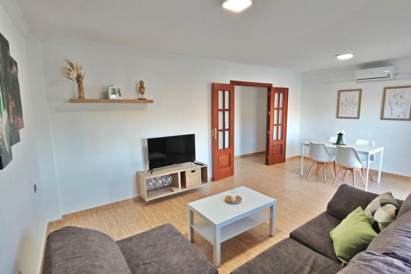 Apartamento Paseo Larios ตอร์เรเดลมาร์ ภายนอก รูปภาพ